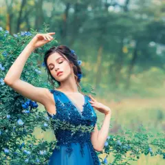 Jaka biżuteria do chabrowej sukienki? 8 stylowych propozycji