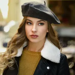 Beret damski: modne stylizacje, które zachwycą każdego