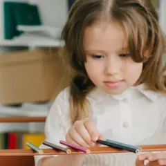 Dziecko szereguje zabawki: niepokojący sygnał czy naturalna zabawa?