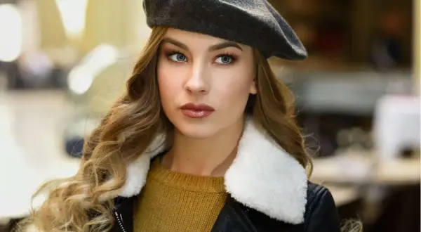 Beret damski: modne stylizacje, które zachwycą każdego
